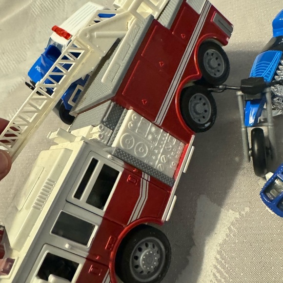 Lot of Fire and Police trucks and vehicles, totall six! Including a helicopter! - Picture 3 of 7